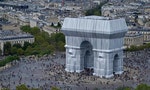 用銀藍布料「包覆」巴黎凱旋門：地景藝術家Christo and Jeanne-Claude的遺作