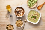 2-桂冠營養研究室的「美味健力餐」，內有湯品、主食、醬料，葷素食皆備，讓消費者可