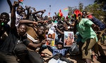 布吉納法索民眾上街歡慶軍方推翻總統，給非洲軍人展示「低風險、高報酬」的奪權選擇