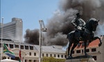 南非一級國家遺產國會大廈遭火災重創、屋頂塌陷，49歲縱火嫌犯被捕4日將開庭