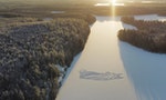 雙腳和鏟子是他的畫筆——芬蘭藝術家在積雪的湖面上，畫出「消失的畫」