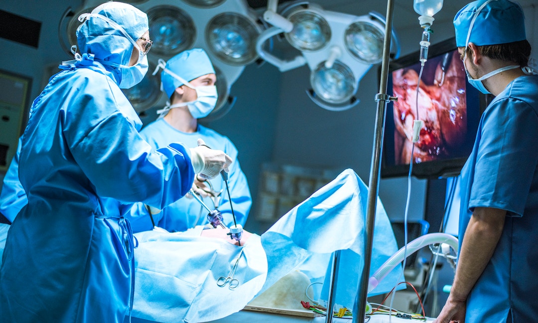 人機合一新型態微創手術，外科醫師的第３隻手——精準持鏡機器手臂，穩定內視鏡影像提升手術品質