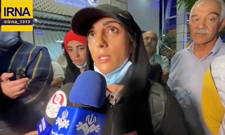 伊朗攀岩女將未載頭巾參賽被譽為英雄，回國後稱「無心之過」，維權人士憂遭政府施壓