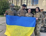 加入烏克蘭國際志願軍  呂子豪獲國旗留念