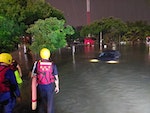豪雨釀災  士林堤外停車場民眾受困獲救（2）