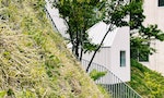 鑲嵌在山丘裡的小精靈之家：藤本壯介操刀設計的首座旅店——白井屋旅館