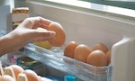 把雞蛋放在冰箱門的蛋架上，其實大錯特錯？