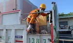 清潔隊員工作風險高，環保署推動垃圾車加裝防墜欄、安全索