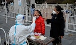 中國「優化防疫20條」實施10天感染激增，分析指民眾態度不一、社會存在撕裂