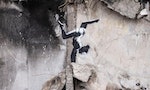 從斷垣殘壁上長出的堅韌力量：塗鴉藝術家Banksy現身飽受戰爭蹂躪的烏克蘭小鎮