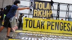 民眾撒鮮花抗議  象徵印尼民主已死