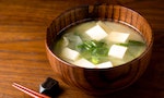《圖解・究極日本料理》：木器與漆器造就出日本獨特的「以口就食」飲食文化