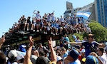 【2022卡達世界盃】阿根廷世足奪冠歸國，球迷漏夜排隊一睹英雄風采，但政經沉痾仍在很難高興太久