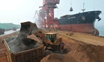 中國2度嚴正禁止業者哄抬，鐵礦砂期貨價格近乎腰斬，影響散裝船運價爆跌90%