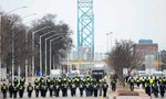 加拿大警方清場，美加邊境大橋恢復通行、法國警方逮捕近百人遏止癱瘓首都抗爭