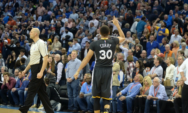 「Curry, way downtown. BANG！」那個你一定聽過他聲音的NBA傳奇播音員Mike Breen