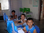 孩子平常上課的地方_簡單搭了幾張桌椅就開始上課(3)