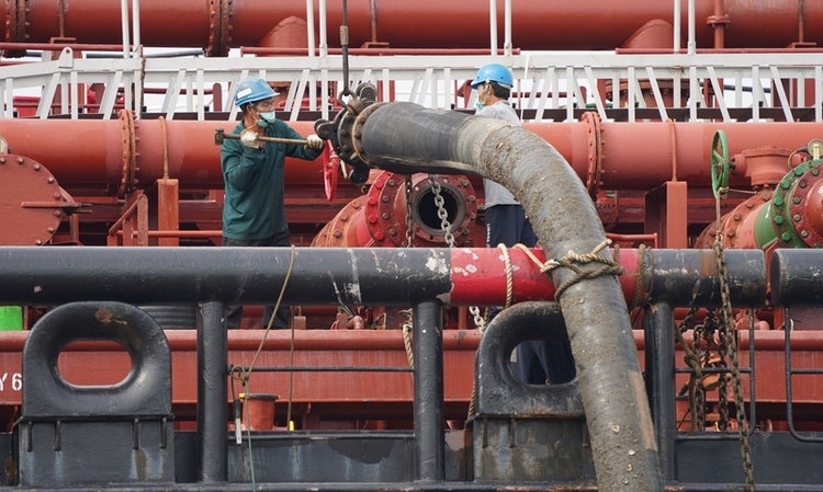 油價飆升、通膨惡化，美國轉向委內瑞拉協商，擬放寬制裁增加原油供應