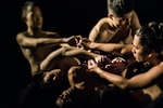 3_舞作《阿棲睞》讓舞者牽起手，不輕易放開。（圖片提供／財團法人布拉瑞揚舞團文化