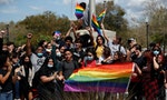 美國佛州通過「不說同性戀」法案引起示威抗議，迪士尼噤聲態度引起員工不滿