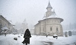 【圖輯】中世紀屹立至今的羅馬尼亞修道院，在暴雪中對烏克蘭難民敞開雙臂