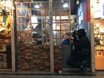 3_《愛別離苦》拍攝現場，楊力州與飾品店店主MOMO，兩側為家華與陳喵開設的獨立