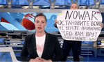 俄羅斯國營電視台女記者闖入新聞直播室，高舉標語稱「俄羅斯人反對戰爭」