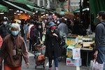 民眾戴好口罩逛菜市場（1）