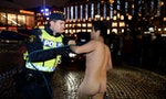 《斯德哥爾摩裸奔記》：這群人在諾貝爾頒獎典禮場外裸奔，並高喊：「劉曉波！劉霞！中國！自由！」