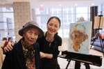 陳岳琳為加拿大台灣人社區的長者繪製人像