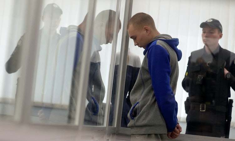 烏克蘭第一起「戰爭罪」審判：俄羅斯士兵被判終身監禁，辯護律師被罵是「魔鬼代言人」