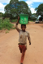 莫三比克14歲的男孩德西奧回憶以前取水的艱辛日子表示，每次走到河邊都要兩小時(台