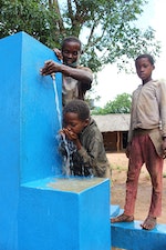 世界展望會在2021年初為社區建造了新的供水系統，幫助孩子與家庭從此不再喝髒水，