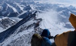 奪命珠峰—登山熱：距登頂只剩8百米，登山者折返保命宣揚登山安全