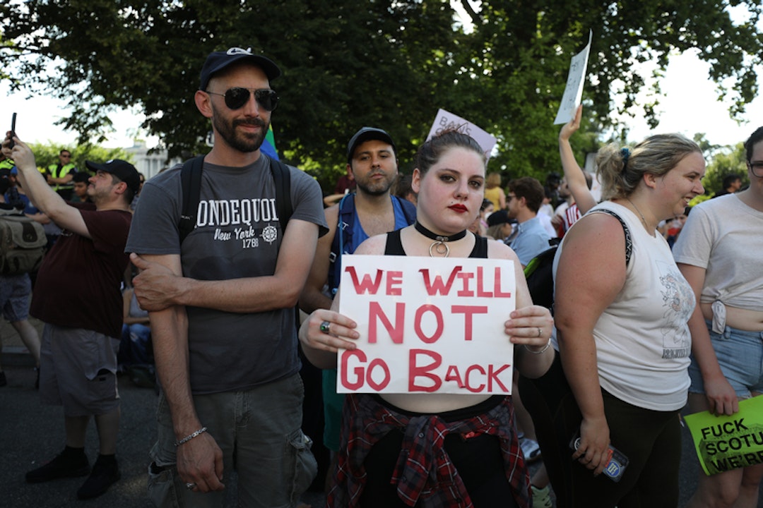 「我們不要回到過去」民眾最高院前舉牌抗議