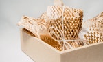 【新聞照片2】蜂巢紙讓回饋品能有精緻的包裝