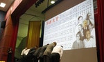 圖8__各社團組織及學校領導們在華教先賢紀念日向名錄上華教先賢們行鞠躬禮