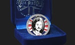 一改過往的反皇室形象，傳奇龐克樂團Sex Pistols推出女王白金禧年紀念幣