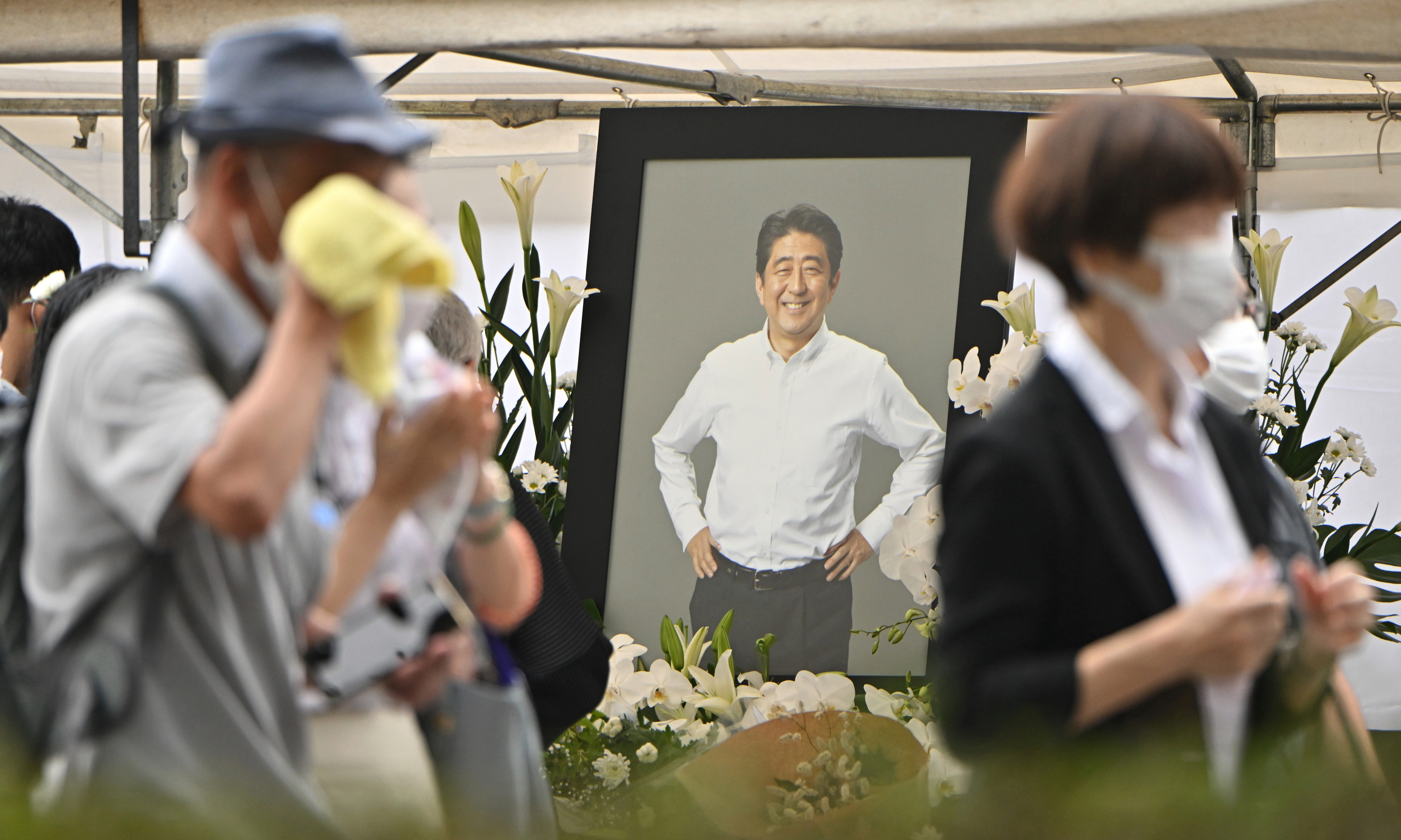 安倍晉三獲頒日本最高等勳章「大勳位菊花章頸飾」，但「安倍經濟