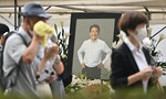 安倍晉三獲頒日本最高等勳章「大勳位菊花章頸飾」，但「安倍經濟學」恐怕人亡政息