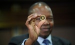 辛巴威發行「官方金幣」對抗通膨，一個要價新台幣5.4萬元