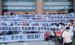 河南村鎮銀行弊案3000儲戶鄭州抗議，遭警方與「白衣人」圍困爆流血衝突