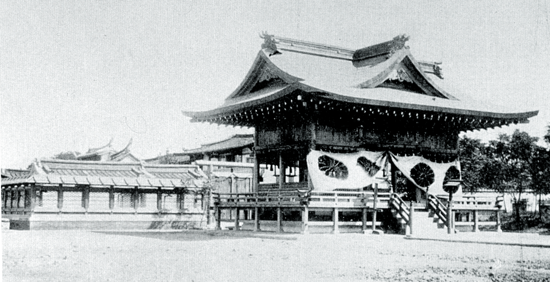 台灣建築史綱》：日本時代興建的大小神社中，桃園神社是唯一保存狀況較