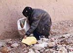 羅琪雅每天清晨起床，到處搜尋垃圾桶，撿拾人們丟棄的東西賺錢。(台灣世界展望會提供
