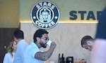 星巴克全面撤資，俄企業收購店面以「星咖啡」重新開張，強調國內資源可克服經濟危機