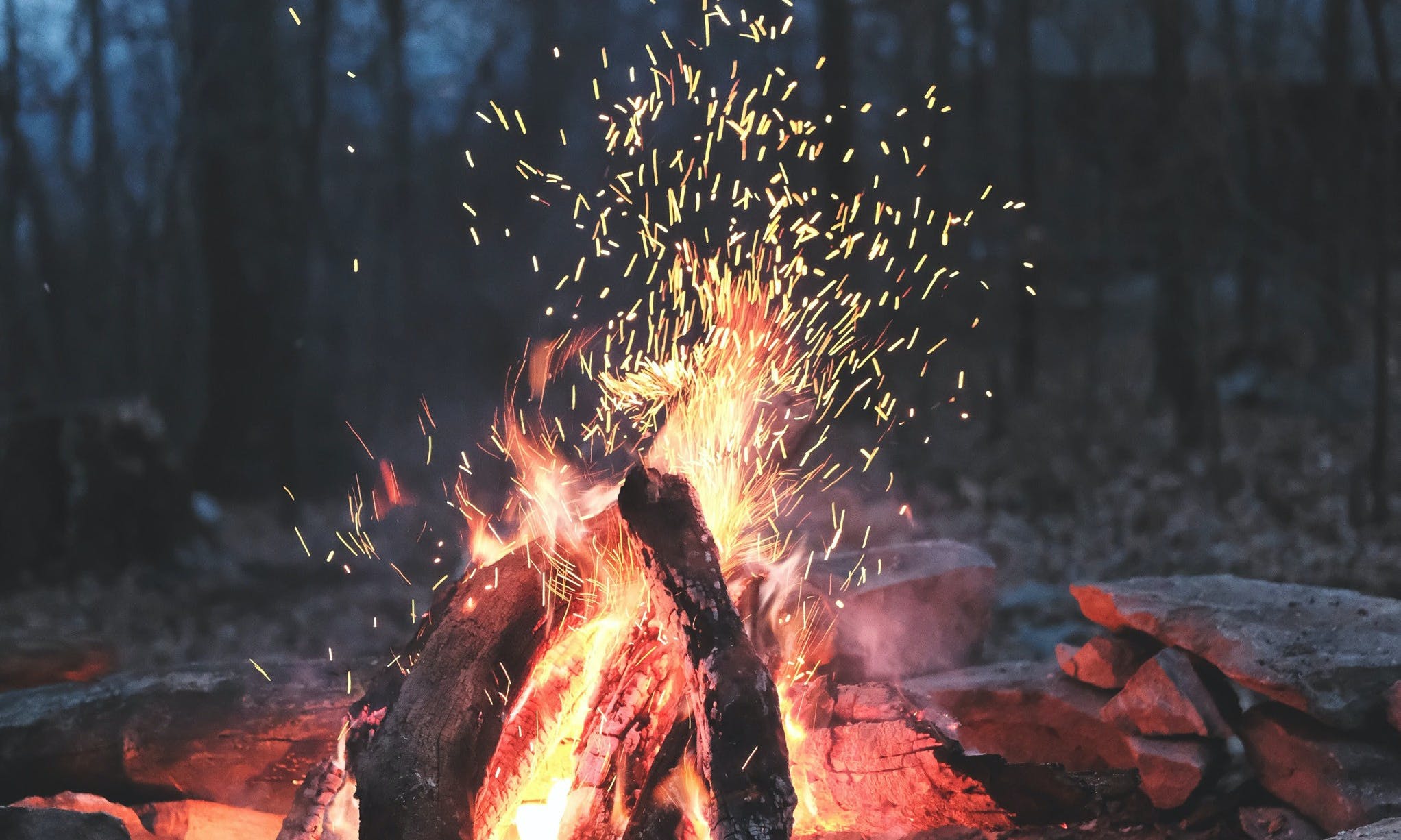 《會開火就絕不會失敗的露營野炊食》：戶外野炊生火法，從挑選木頭到架設升火台圖解教學