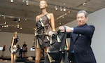 日本傳奇時裝設計師三宅一生逝世，「一塊布」與「皺摺設計」改變了全球時裝