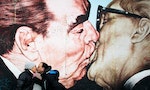 創造出柏林圍牆名畫「兄弟之吻」，藝術家弗魯別爾罹患COVID-19後過世、享壽62歲