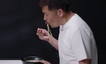 吃拉麵總是噴得到處都是？日本品牌推出不怕湯漬的「拉麵T-Shirt」
