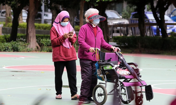 2025台灣面臨「超高齡社會」勞動力短缺危機，國發會規畫未來10年引進40萬外來就業人口
